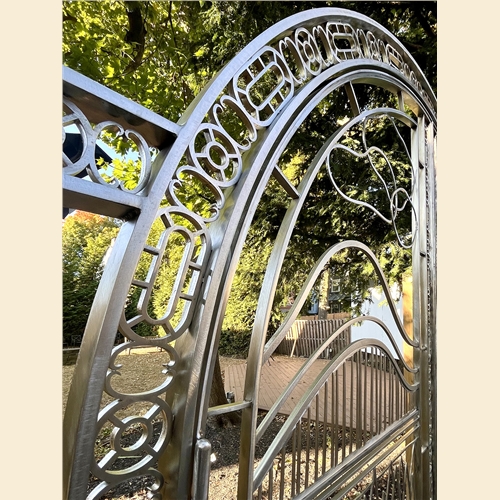 "90 NORTH Gates"(Detail-left from above)